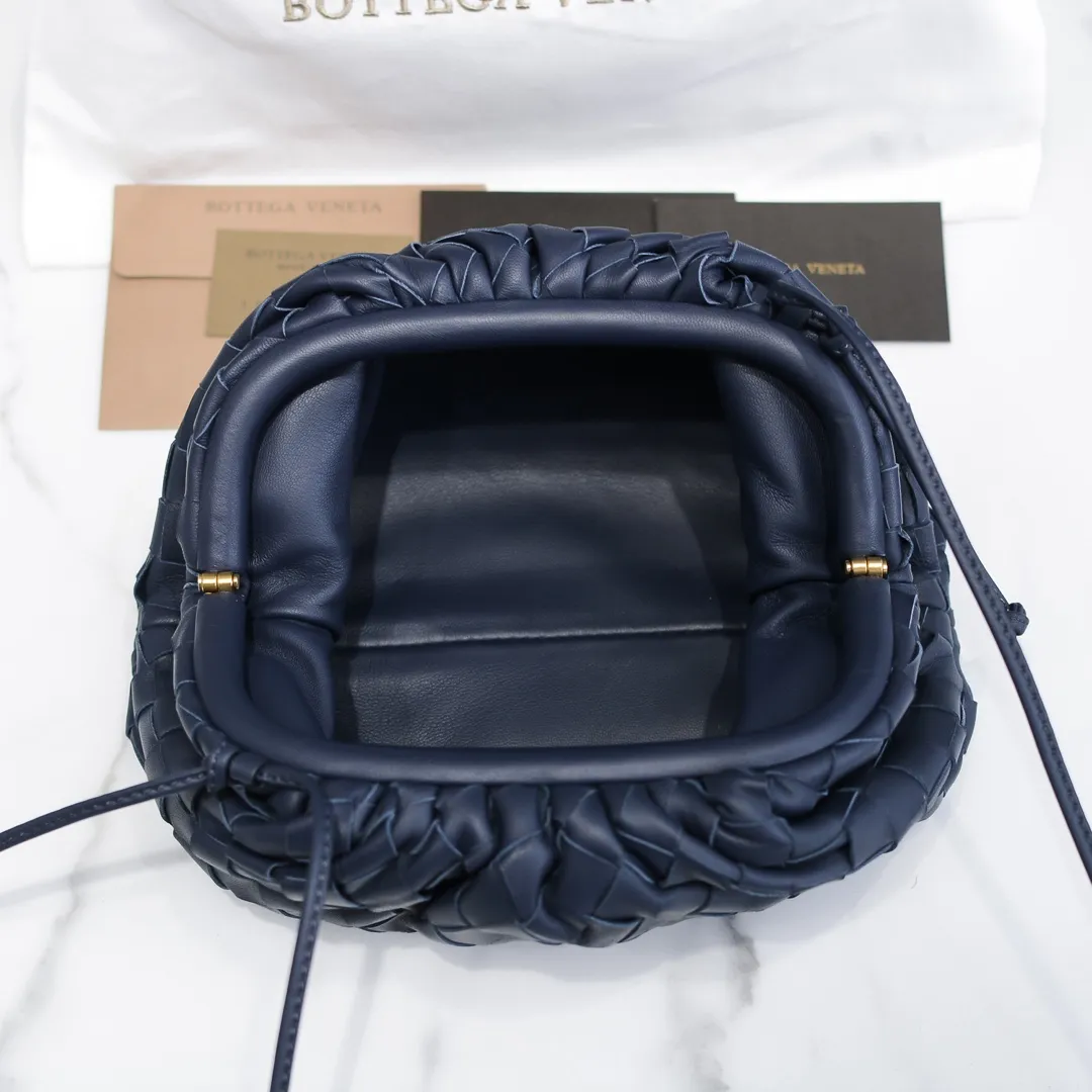 BV cloud bag is in stock, coarse weave, large plaid weave, the pouch cloud bag. Needless to say, this year's most popular bag is not without its reason. The minimalist and slightly wrinkled design is both advanced and a bit lazy. After the new designer came, he directly changed it to a large weave and became super young. It also has a touch of fashion. You must buy it. This year's must-have bag. Size: 22×12×7cm. Real shot ❤️